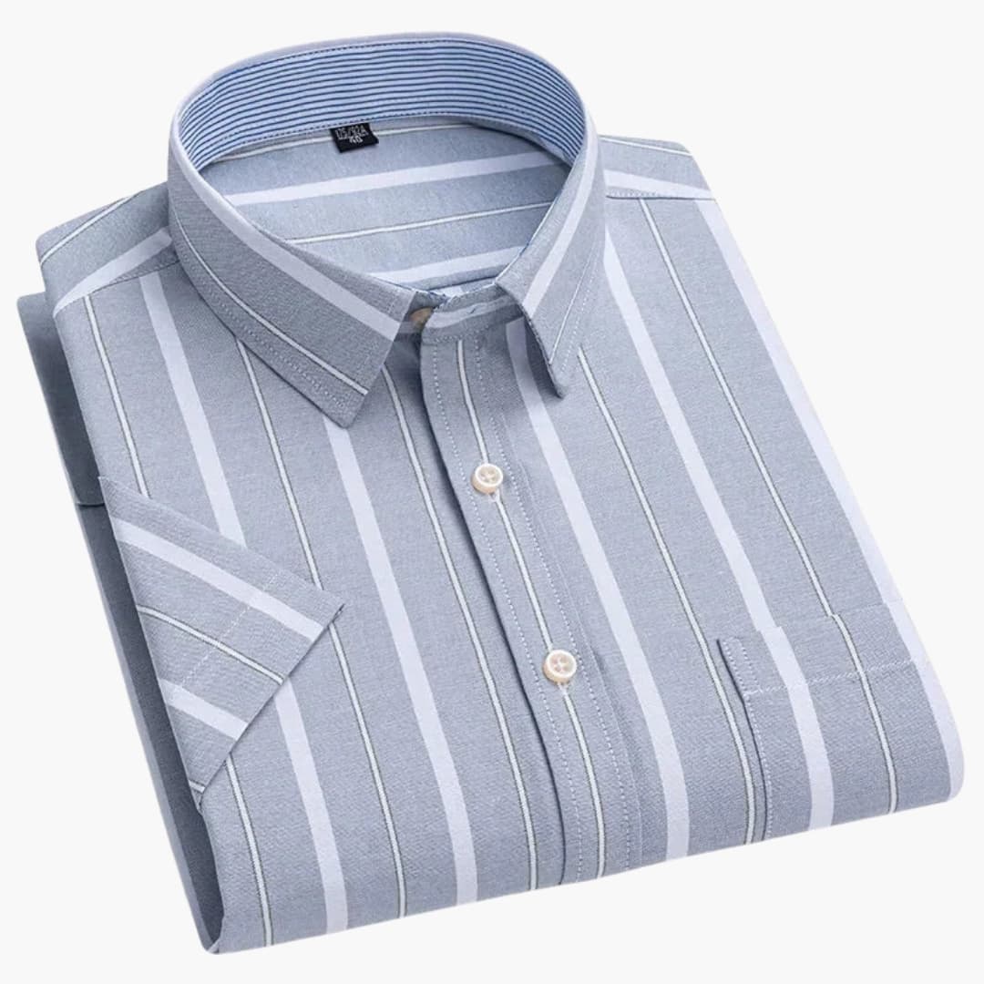 Modern blauw geruit heren overhemd met korte mouwen. Perfect voor zakelijk en casual gebruik.