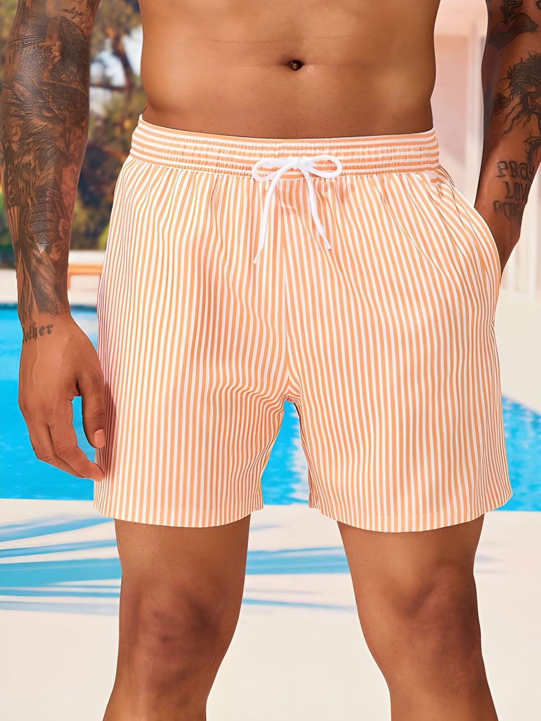 Achterkant gestreepte heren zwemshort met zakken, praktische zwembroek voor heren, geschikt voor strand en vrije tijd.