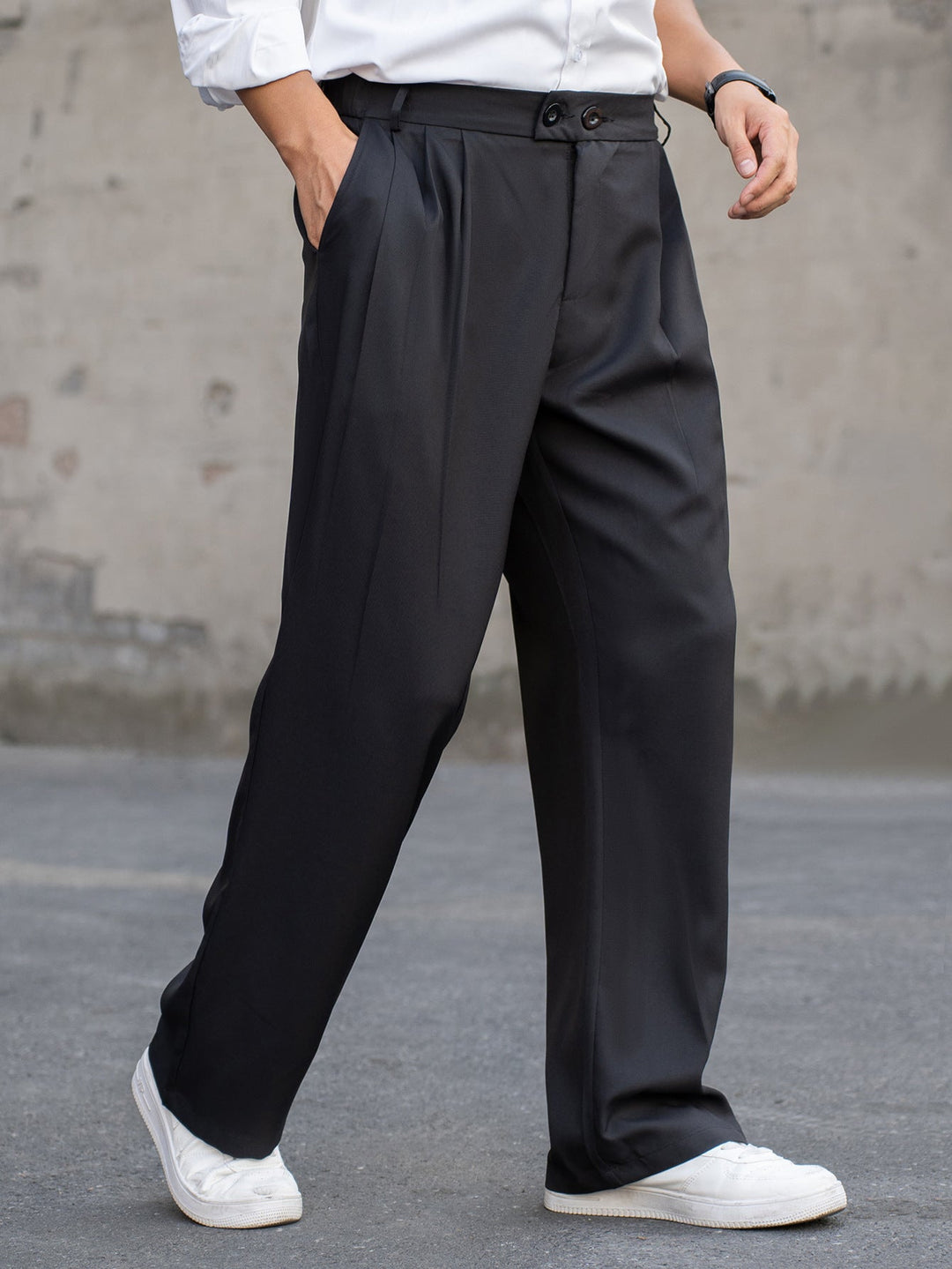 Man in een zwarte casual heren rechte broek voor de zomer
