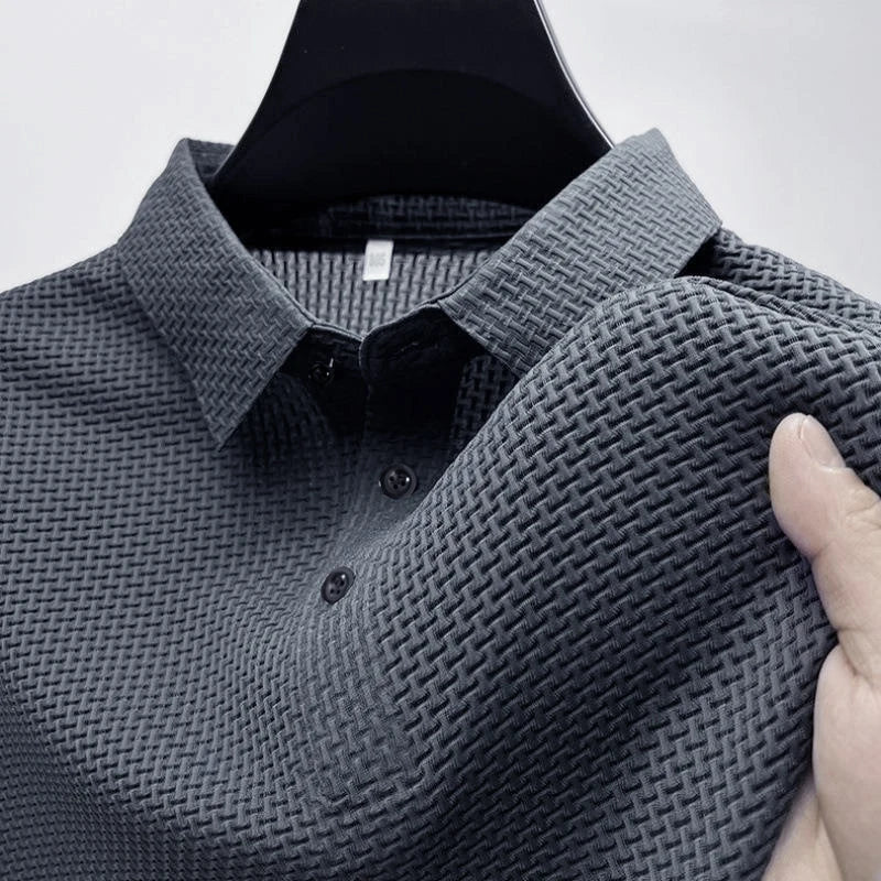 Stijlvolle man draagt een klassieke heren polo met korte mouw, perfect voor een comfortabele casual look.
