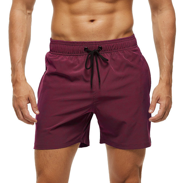 Zomerse heren zwembroek in een levendige rode kleur, boven de knie, sneldrogend.