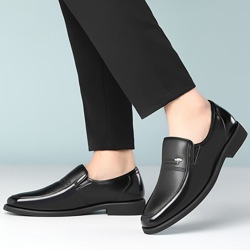 Elegante herenschoenen: formele loafers voor een zakelijke outfit; comfortabel en tijdloos design.