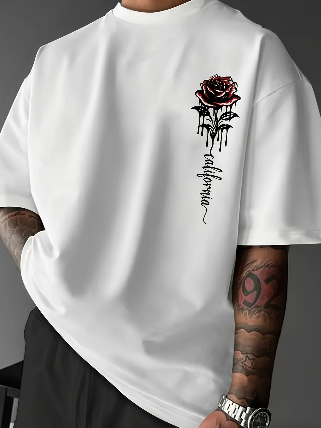Heren T-shirt met levendige rozenprint, ideaal voor zomer. Comfortabele losse pasvorm en trendy ronde hals.