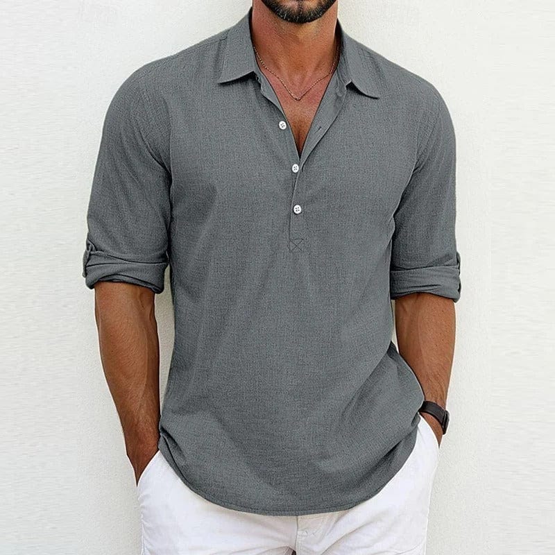 Man draagt heren poloshirt lange mouwen, casual stijl voor een comfortabele lente- of herfstlook. Tijdloze mannenmode.