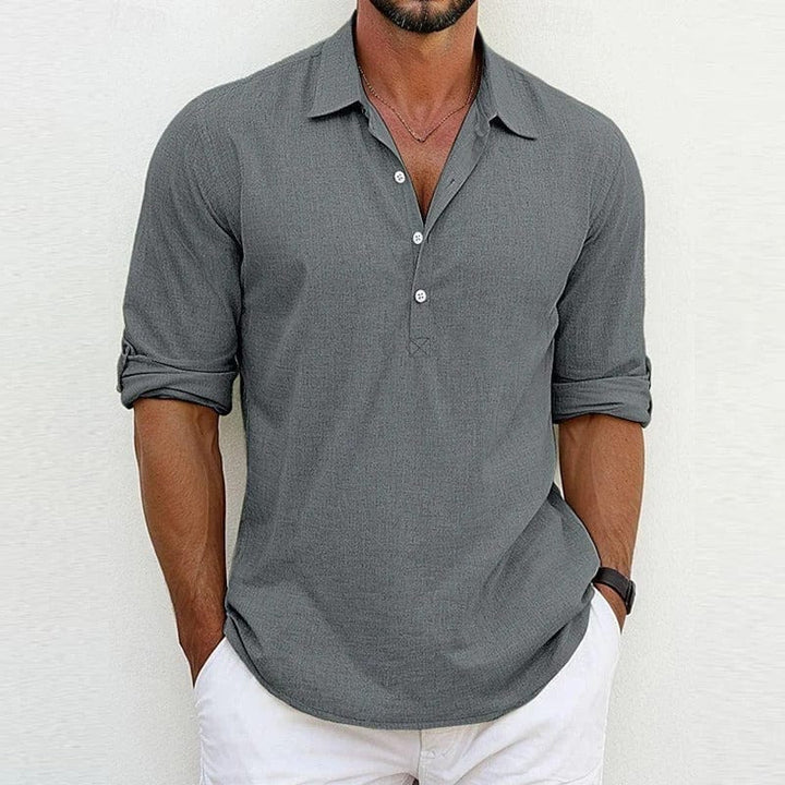 Man draagt heren poloshirt lange mouwen, casual stijl voor een comfortabele lente- of herfstlook. Tijdloze mannenmode.