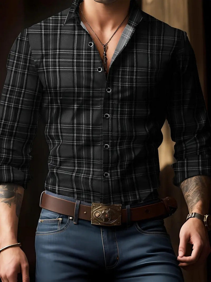 Zwart geruit herenoverhemd met lange mouwen, gedragen door een man, gecombineerd met jeans en riem.