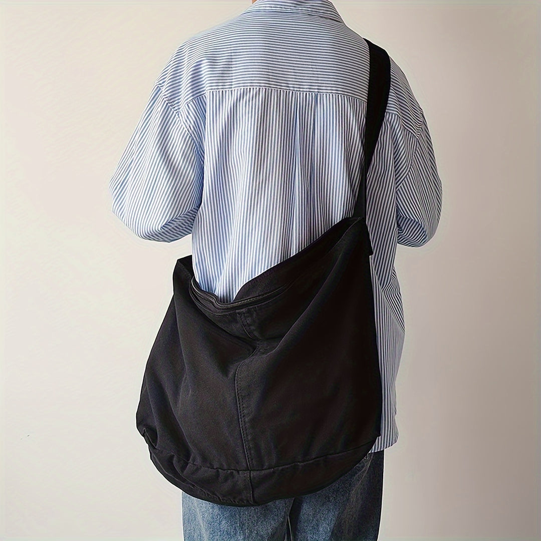 Stijlvolle, minimalistische heren schoudertas in zwart. Duurzame crossbody tas met comfortabele brede riem voor dagelijks.