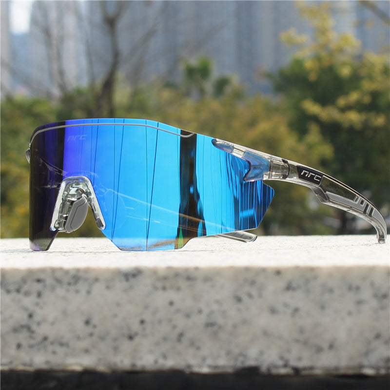 Sportzonnebril in het blauw met reflecterende lenzen en lichtgewicht frame