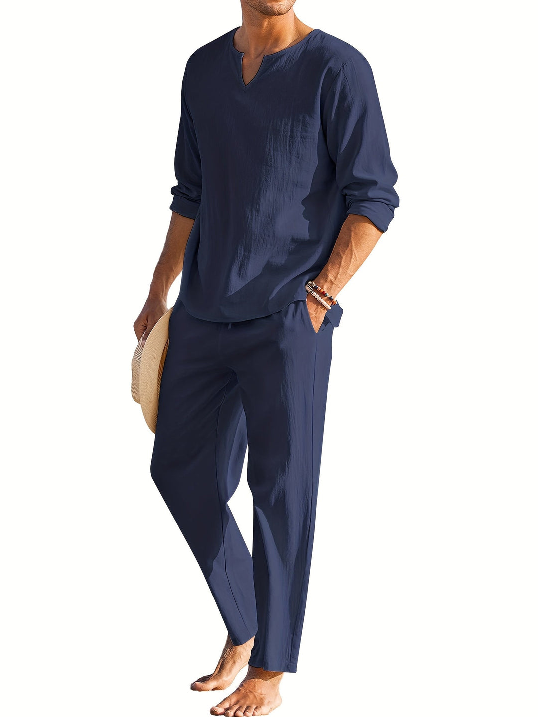 Model presenteert blauwe 2-delige heren set met comfort fit