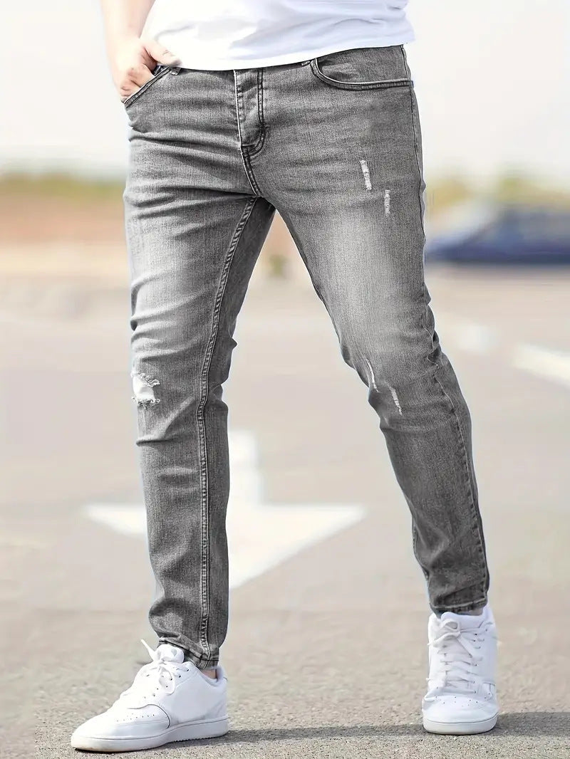 Man draagt licht-grijze skinny heren spijkerbroek in moderne stijl