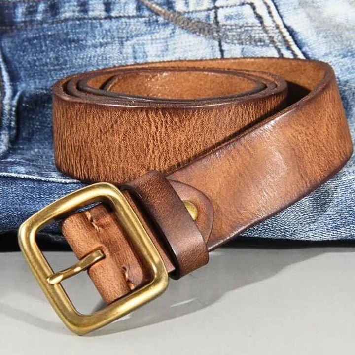 Eindshot van de elegante herenriem voor complete herenmode