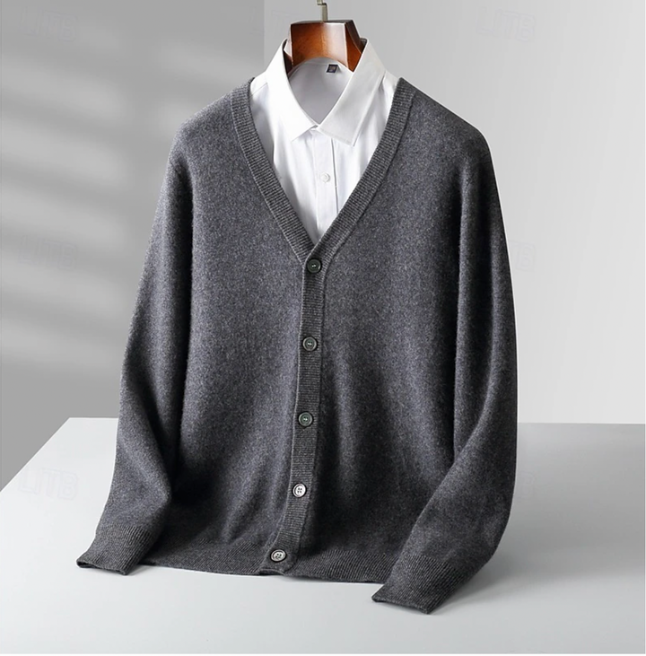 Zwart herenvest met V-hals en knoopsluiting, een stijlvolle en comfortabele keuze voor elke gelegenheid.