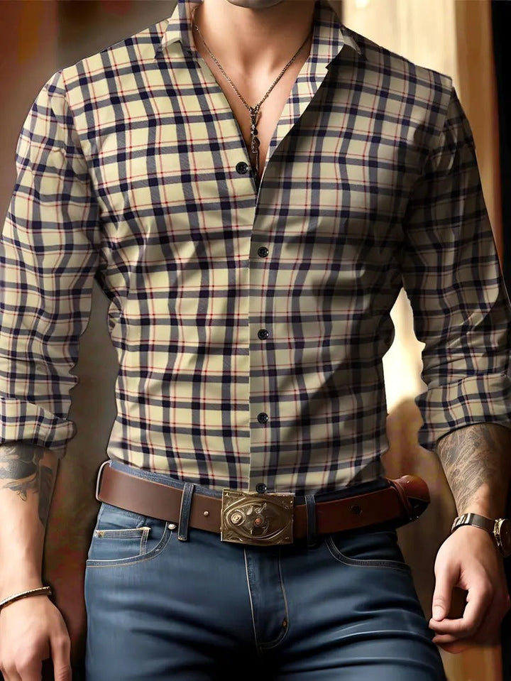 Beige geruit herenoverhemd in een klassiek patroon, perfect voor een casual maar stijlvolle look.