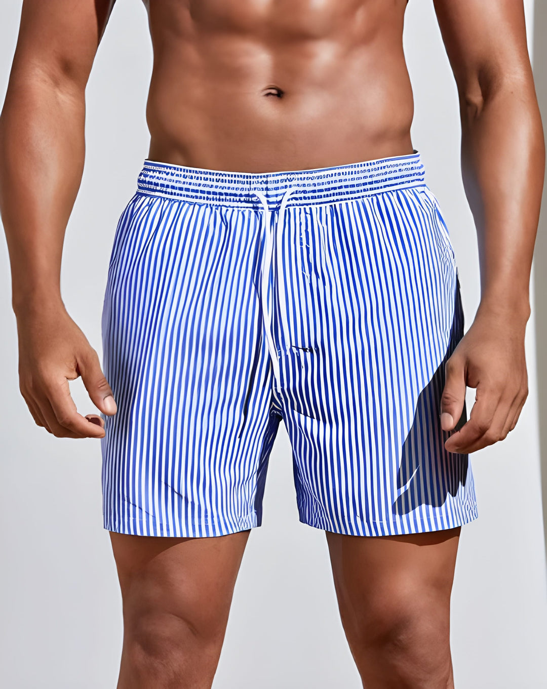Heren zwemshort gestreept in blauw-wit, comfortabele strandkleding voor zomerse dagen aan het strand of zwembad.