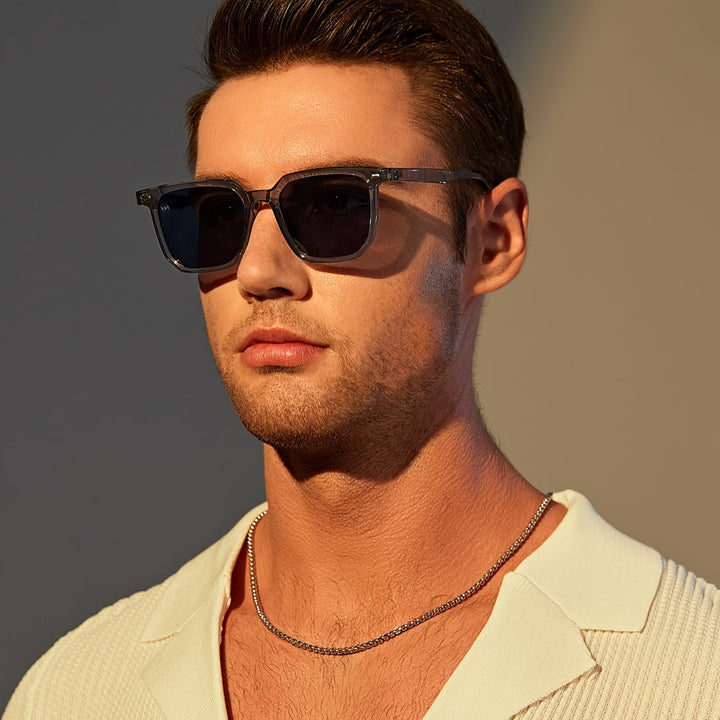Stijlvolle grijze heren zonnebril met vierkant frame, biedt comfort en een vintage look.