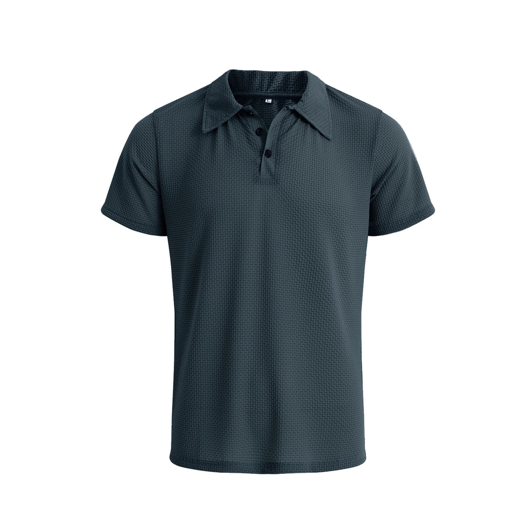 Close-up van de kraag en knoopsluiting van de klassieke heren polo, accentueert het stijlvolle design.