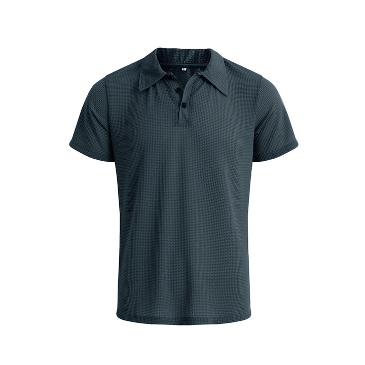 Close-up van de kraag en knoopsluiting van de klassieke heren polo, accentueert het stijlvolle design.