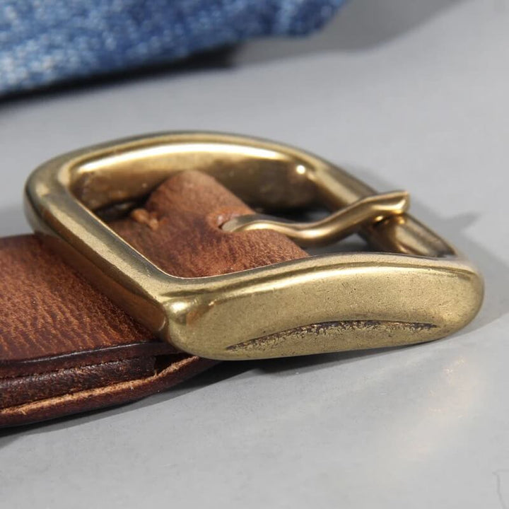 Klassieke herenriem opgerold gepresenteerd als accessoire