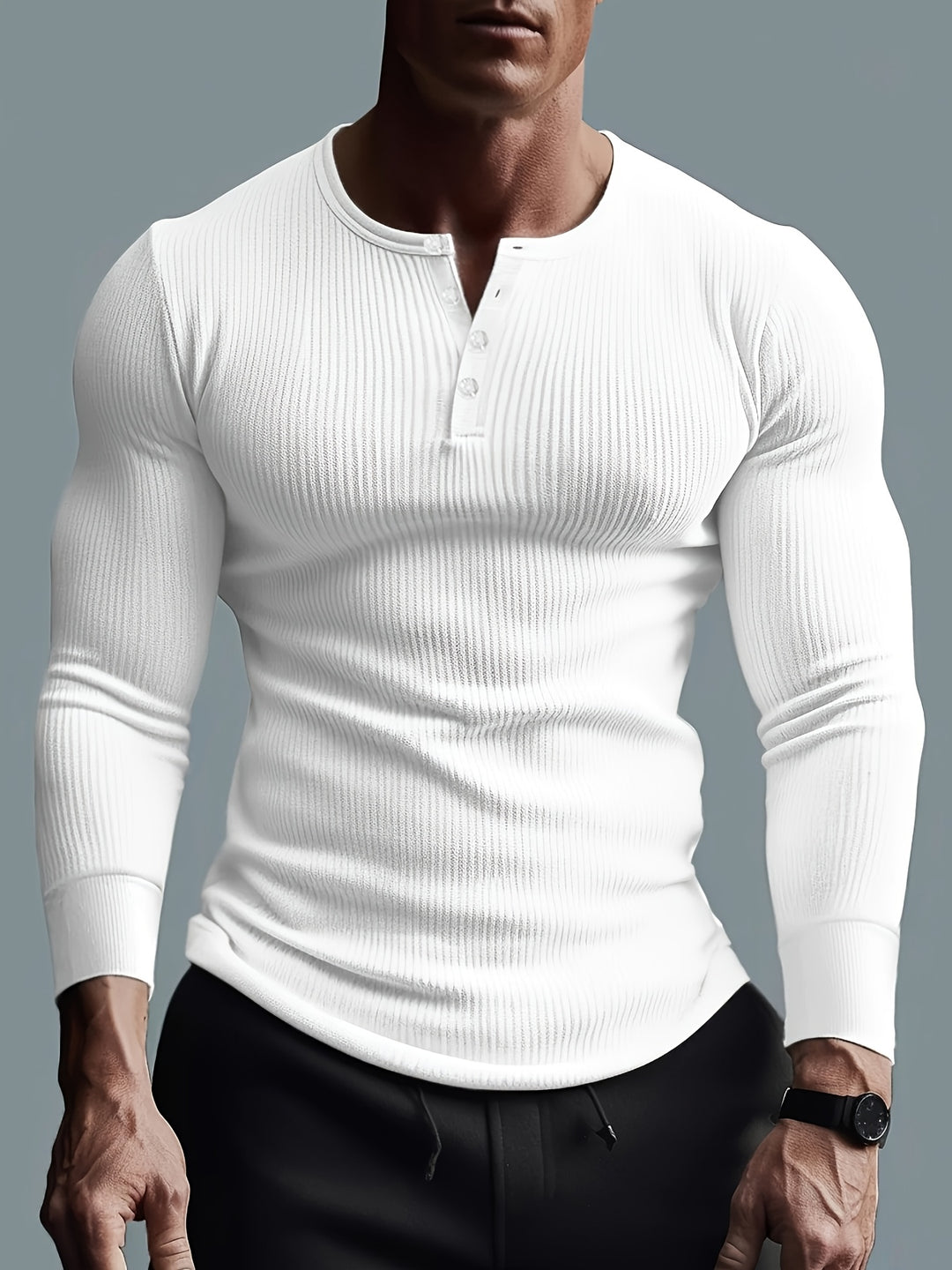 Man draagt wit geribd slim fit herenshirt met lange mouwen en knoopjes