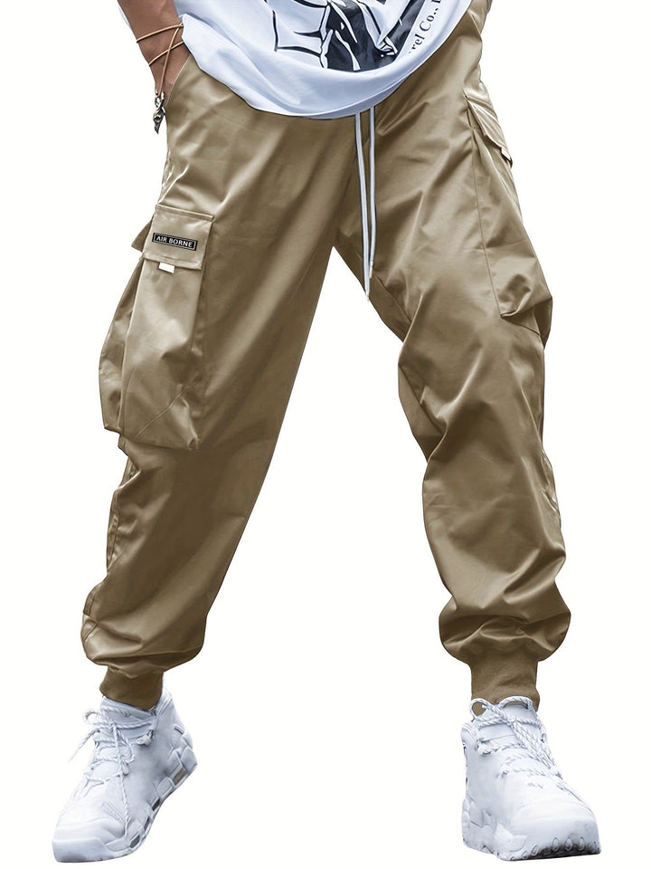 Man draagt een khaki heren cargo broek met trekkoord tailleband