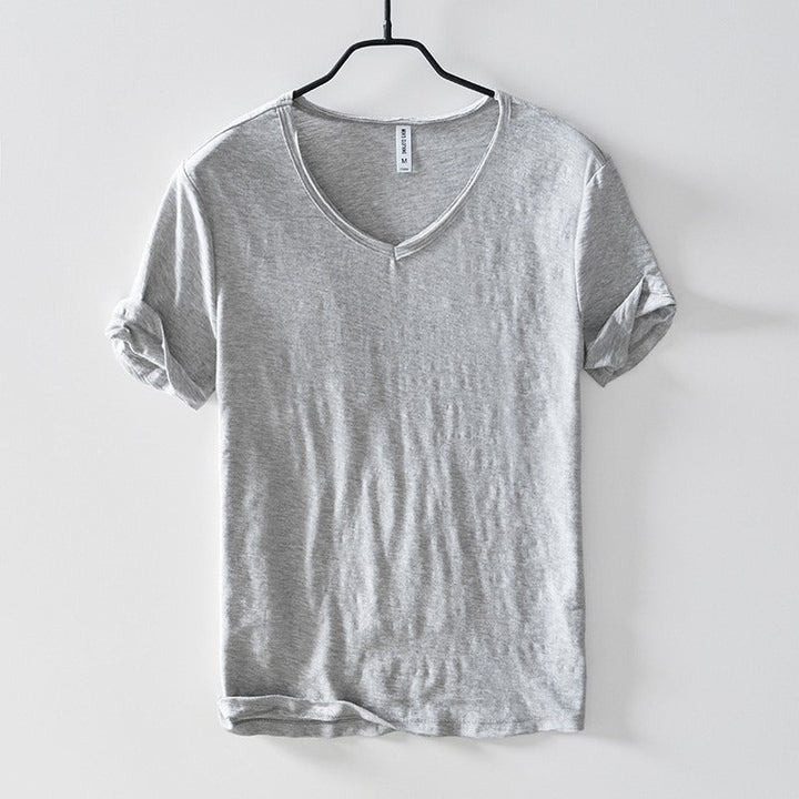Grijs heren t-shirt met diepe V-hals hangend aan een hanger