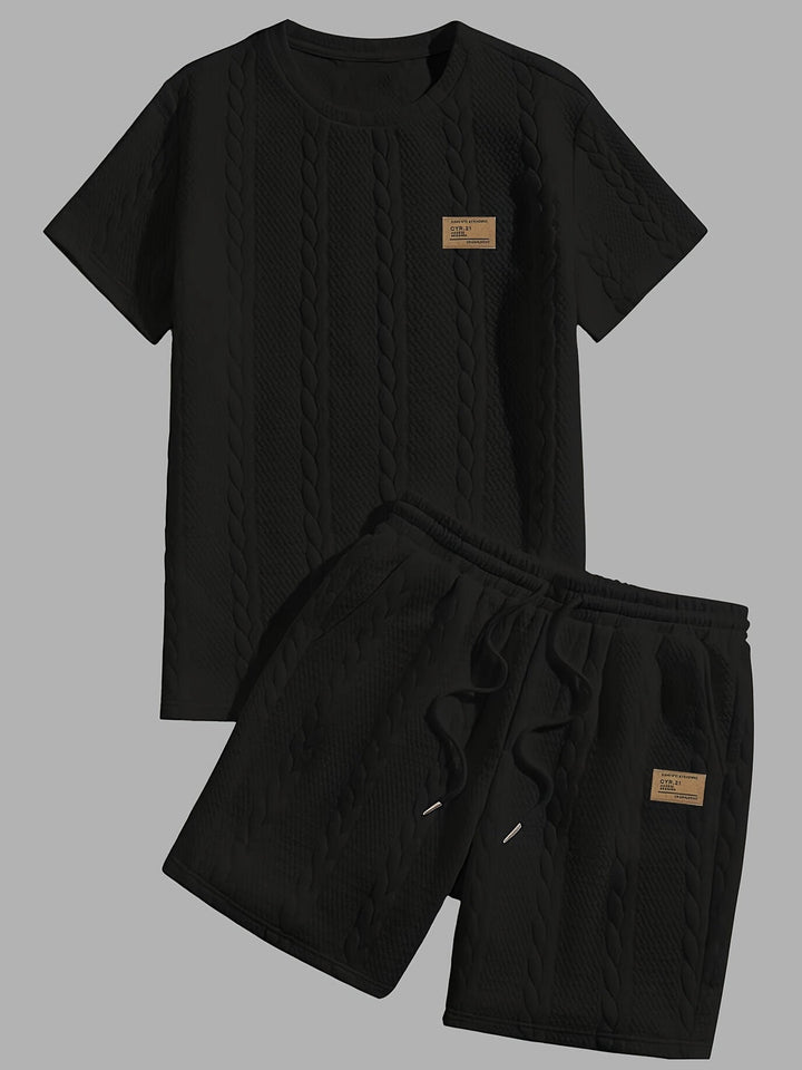 Klassieke heren zomerset: wit T-shirt met ronde hals en comfortabele shorts met trekkoord, perfecte vrijetijdskleding.