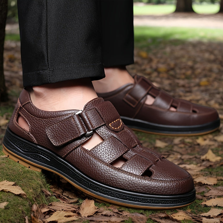 Stijlvolle heren strandsandalen, gemakkelijk aan te trekken (slip-on) en duurzaam voor al je zomeravonturen.