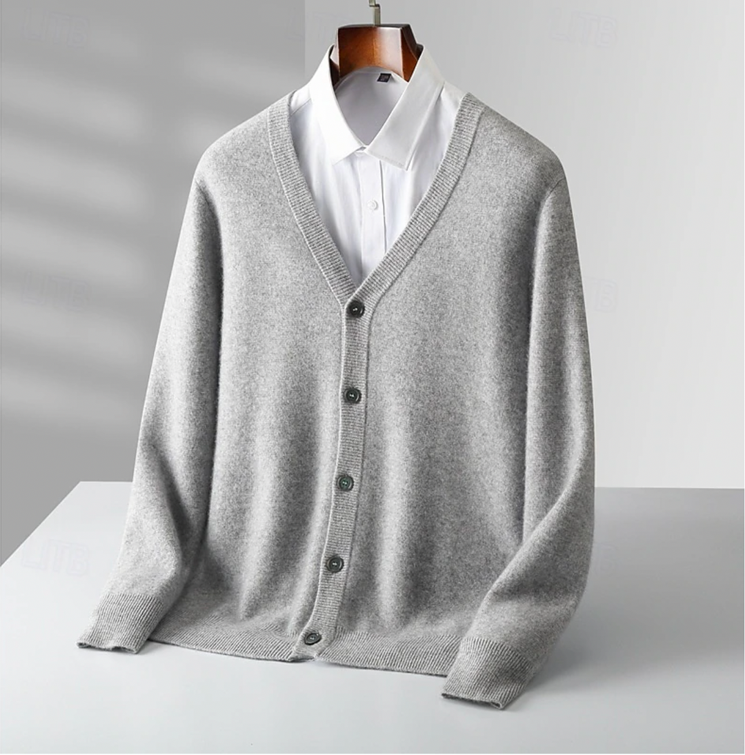 Comfortabel donkergrijs herenvest met klassiek design, perfect voor warme winterkleding.