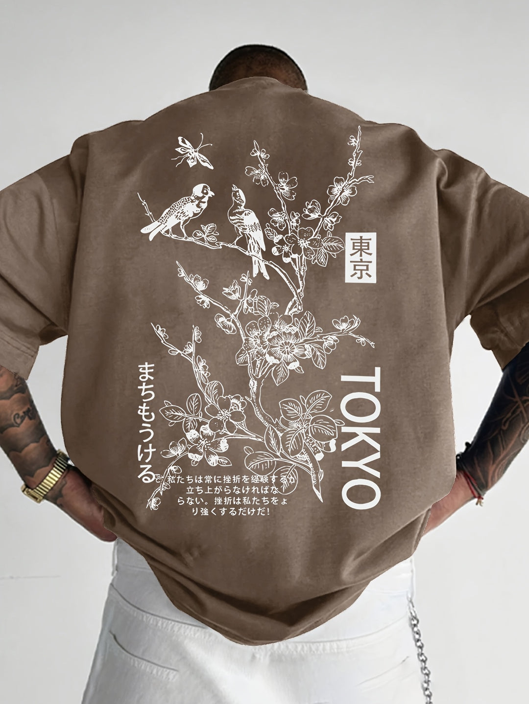 Trendy heren T-shirt met bloemrijke en vogelachtige print, perfect voor warme dagen.