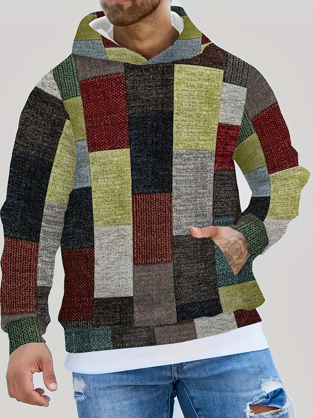 Heren hoodie met groene, grijze en rode 3D ruitprint, gedragen door een man die de zak gebruikt.