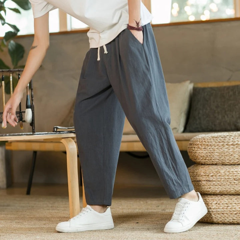 Man draagt een stijlvolle grijze casual herenbroek