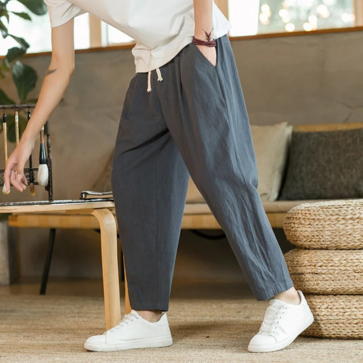 Man draagt een stijlvolle grijze casual herenbroek