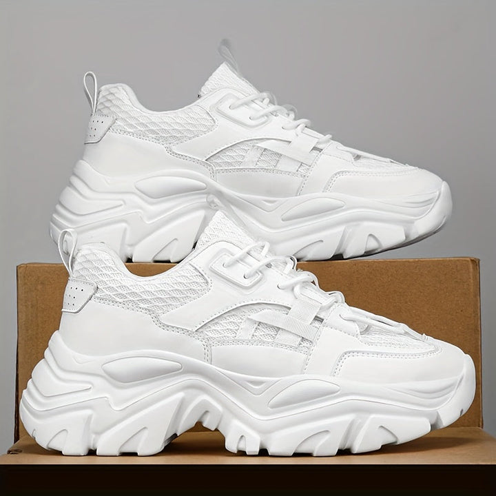 Witte heren sneakers met dikke zool en modern streetwear design
