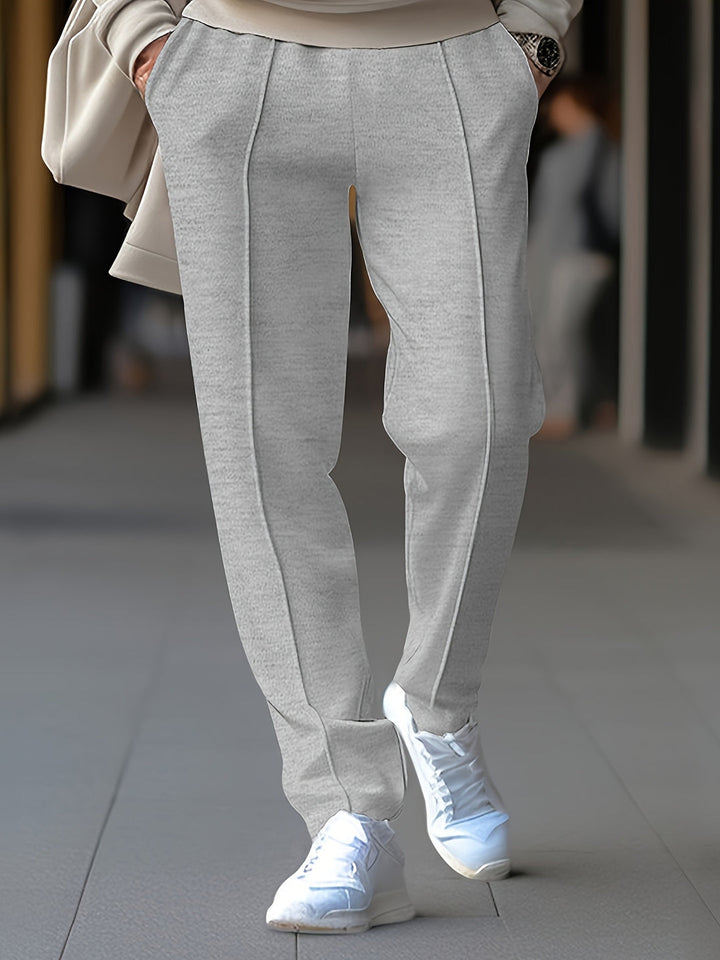 Zijaanzicht van de ademende heren slimfit broek, met de focus op het slanke silhouet en de comfortabele pasvorm.