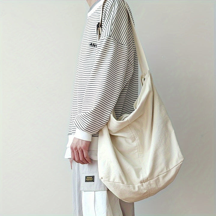 Elegante zwarte minimalistische heren schoudertas. Veelzijdige crossbody tas met brede, verstelbare riem voor elke dag.
