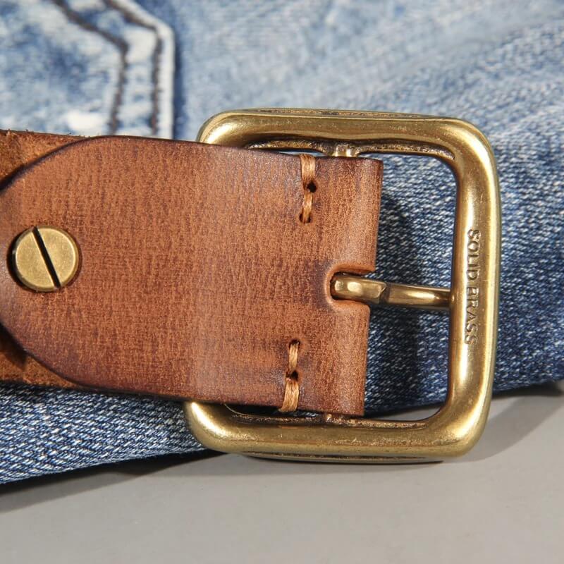 Prachtige textuur en afwerking van de herenmode riem