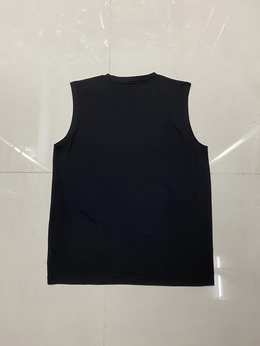 Witte & zwarte mouwloze heren tanktop. Lichtgewicht en ademend, perfecte casual zomerkleding voor elke man.