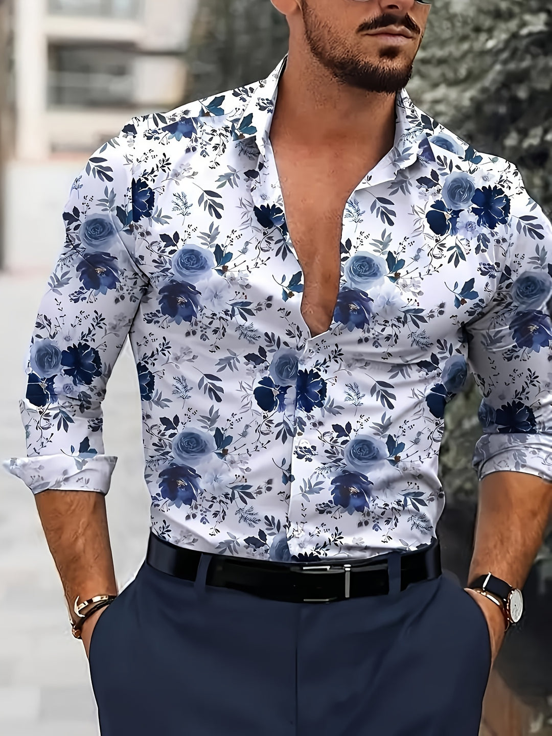 Man in wit overhemd met blauwe bloemenprint en klassieke kraag