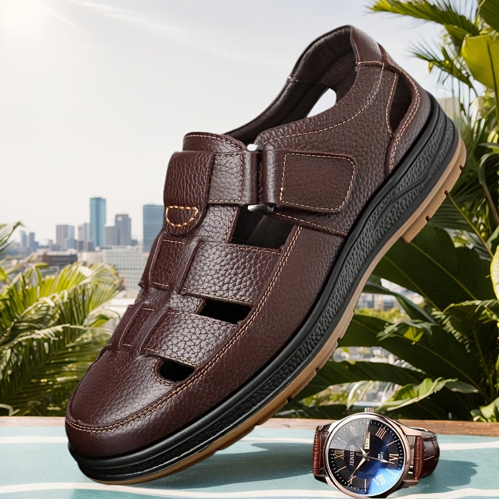 Detail van de duurzame zool van heren sandalen, perfect voor wandelen en strandactiviteiten. Biedt grip.