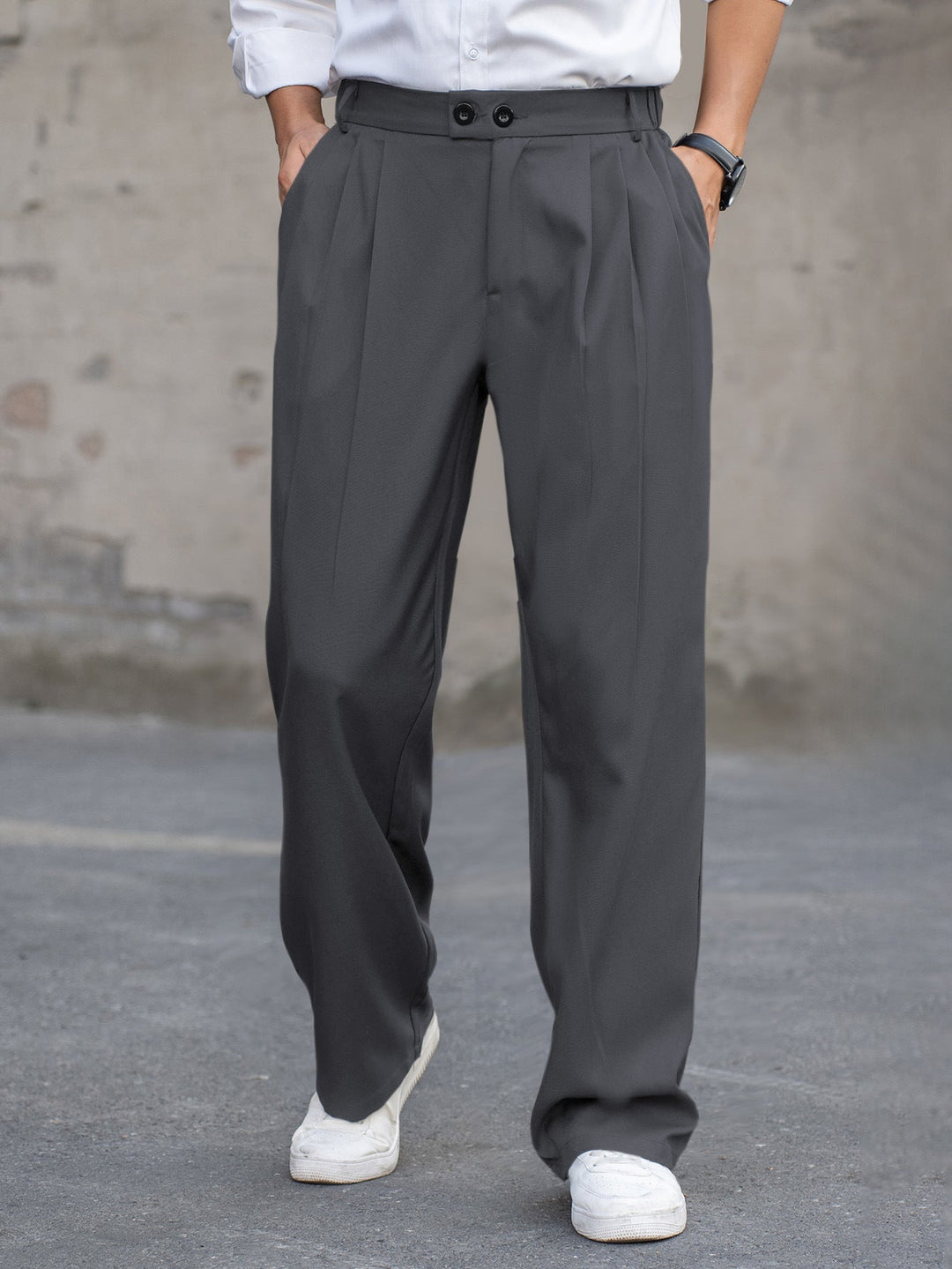 Man in een comfortabele grijze heren rechte broek
