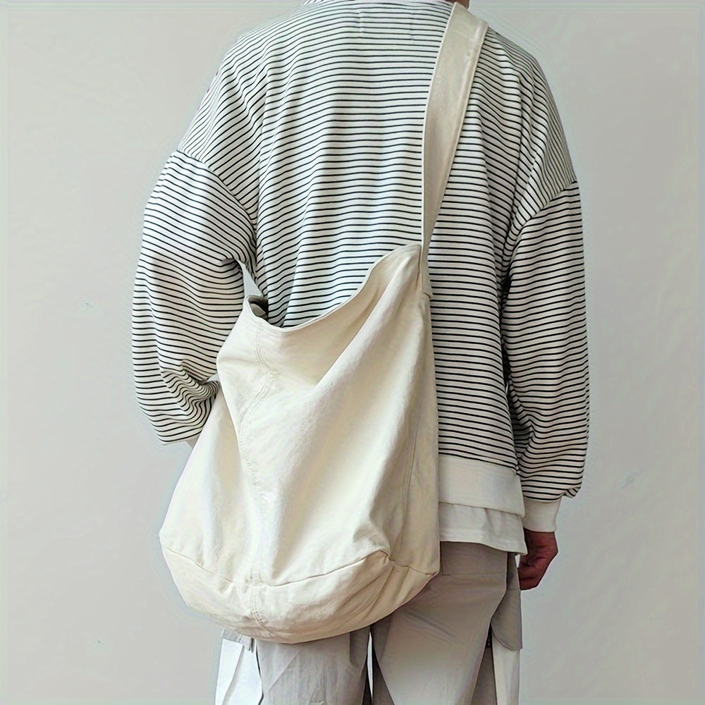 Ruime zwarte heren crossbody tas; perfect als werktas of schooltas. Duurzaam, minimalistisch ontwerp met brede riem.