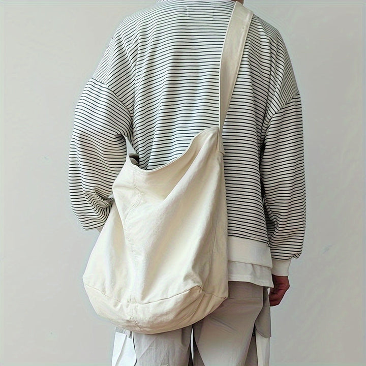 Ruime zwarte heren crossbody tas; perfect als werktas of schooltas. Duurzaam, minimalistisch ontwerp met brede riem.