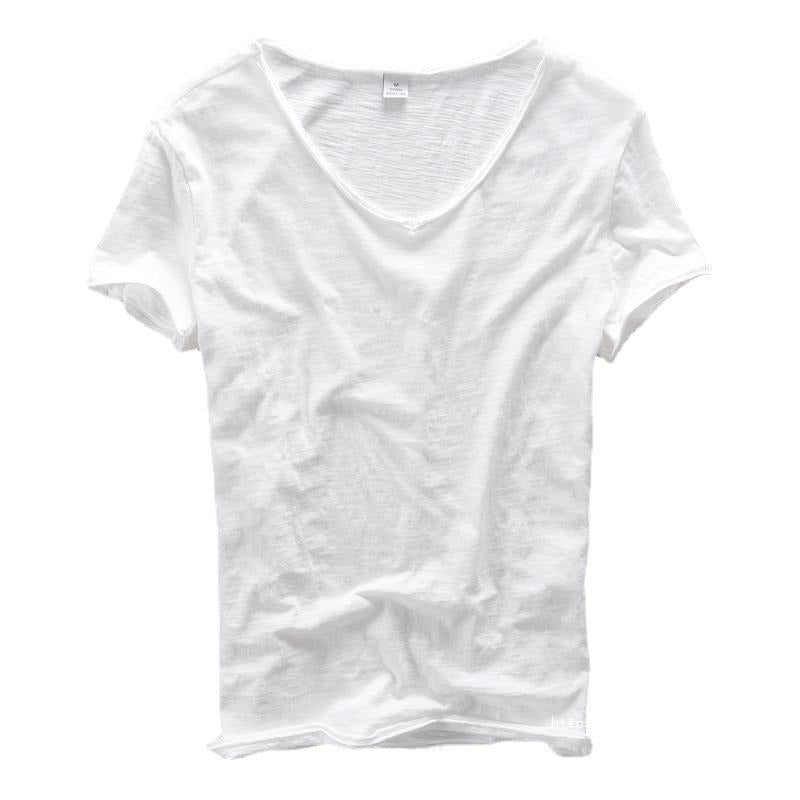 Wit ademend heren t-shirt met korte mouwen op vlakke ondergrond