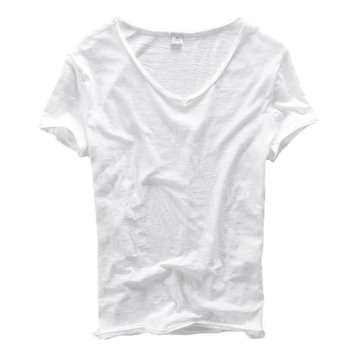 Wit ademend heren t-shirt met korte mouwen op vlakke ondergrond