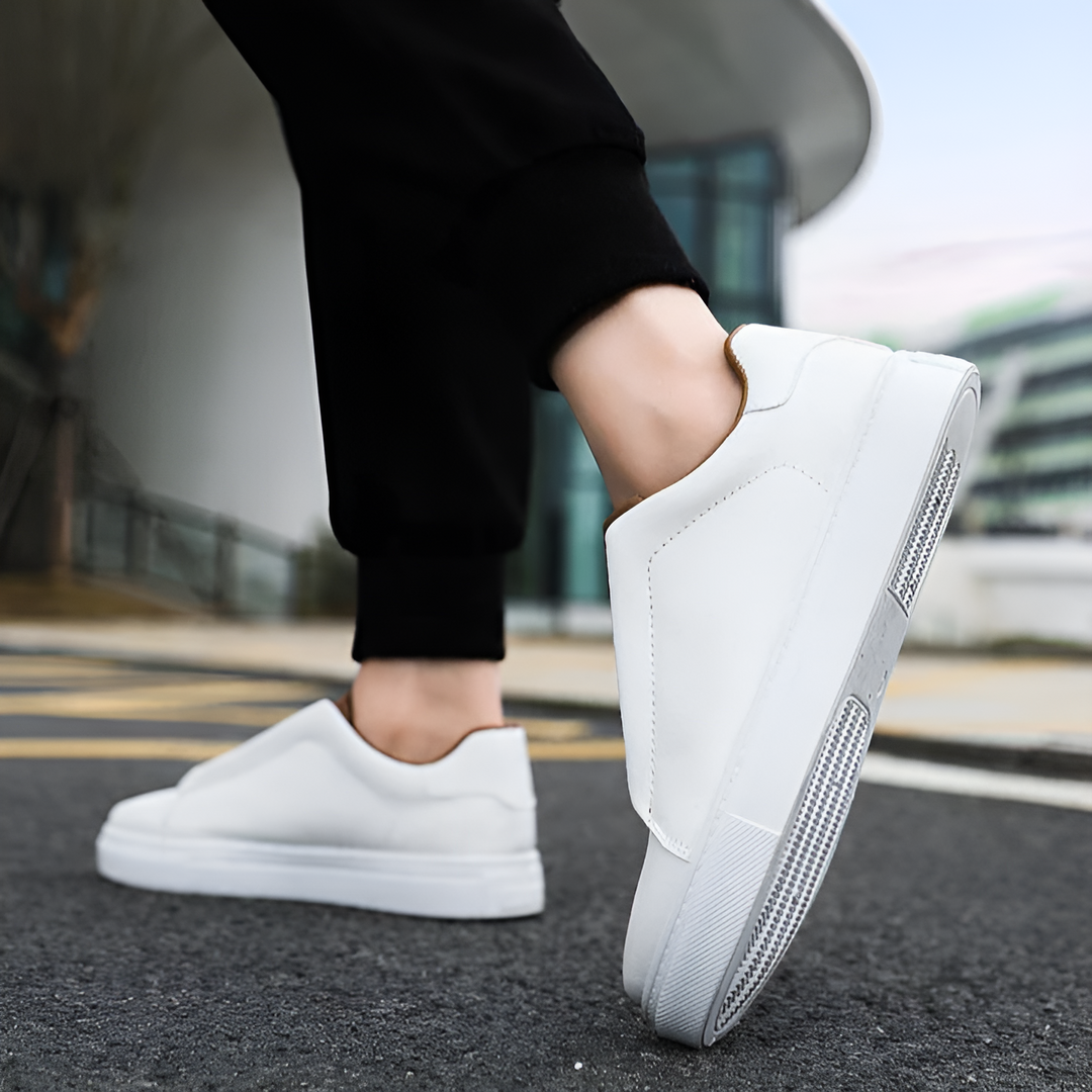Lichtgewicht casual heren sneakers getoond vanuit de zijkant