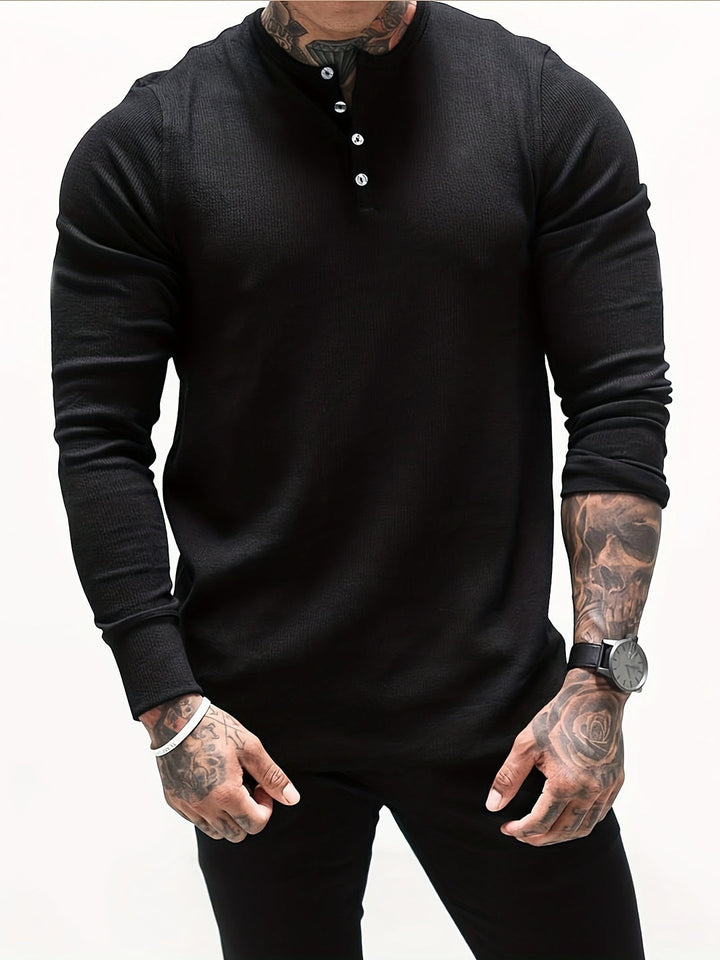 Detailopname van zwart geribd slim fit herenshirt met knoopsluiting