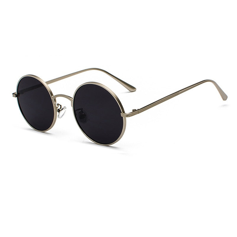 Deze heren zonnebril combineert een rond metalen montuur met een trendy retro vintage look. UV400.