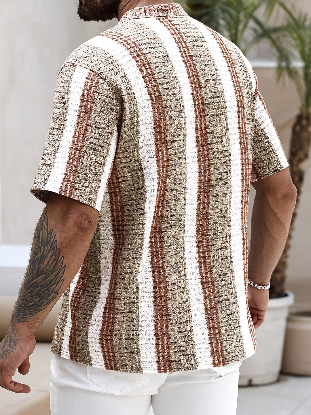 Comfortabel gestreept zomershirt voor heren met korte mouw en relaxte pasvorm, perfect voor zomerse dagen.