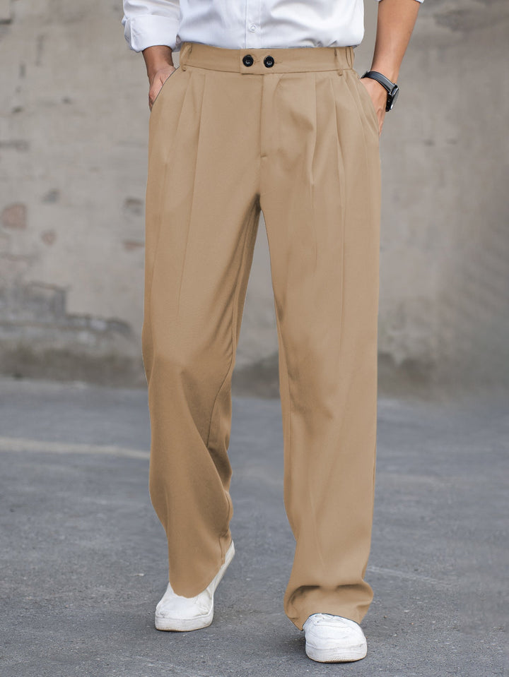 Man draagt een stijlvolle khaki heren rechte broek met witte sneakers