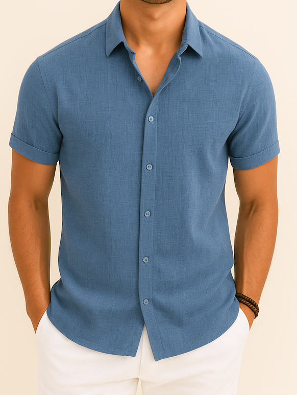 Blauw heren overhemd met korte mouwen in regular fit gedragen met witte broek
